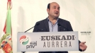 El cabeza de lista de Bizkaia de PNV, Andoni Ortuzar, durante su comparecencia ante los medios de comunicación. Foto: EFE title=