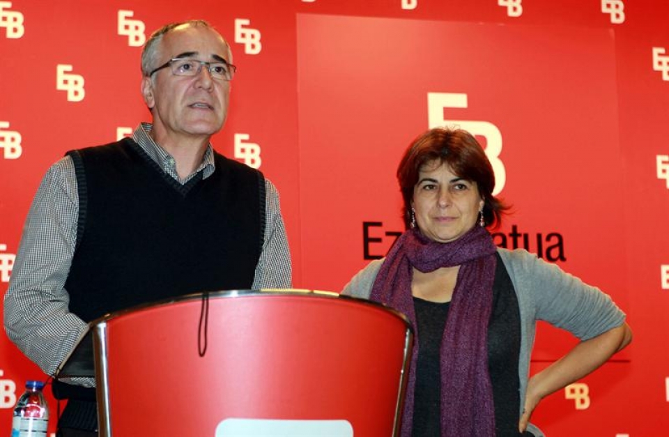 Jose Navas eta Raquel Modubar, Ezker Batua-Berdeak alderdiaren prentsaurrekoan. Argazkia: EFE