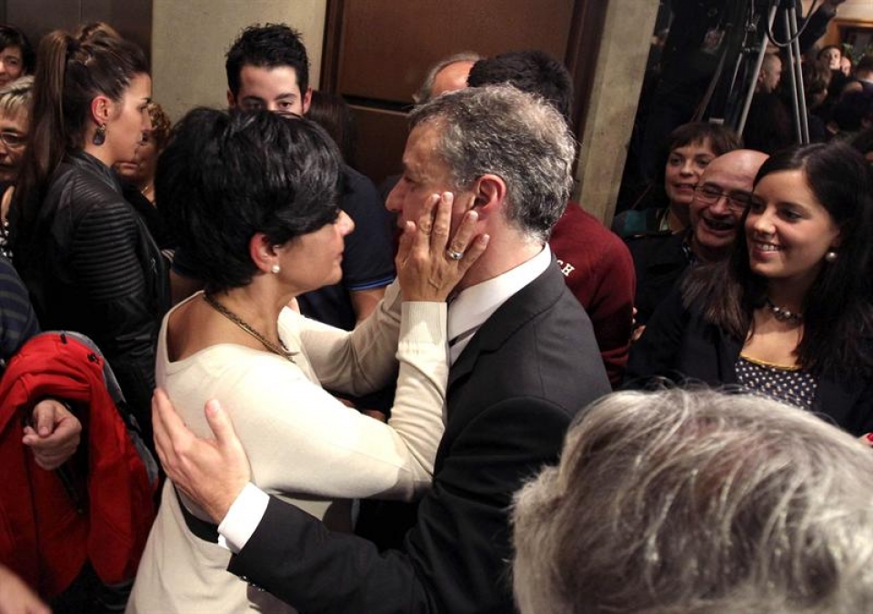 Iñigo Urkulluk emazteari musu eman dio, hauteskundeak irabazi dituela jakin ostean. Argazkia: EFE