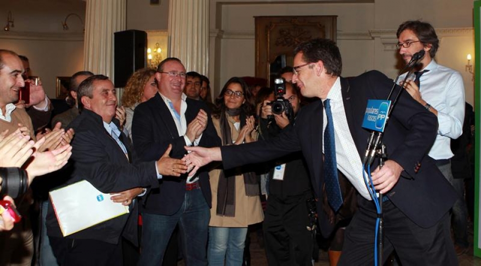 Antonio Basagoitik alderdikideak agurtu ditu, hauteskunde gauean. Argazkia: EFE