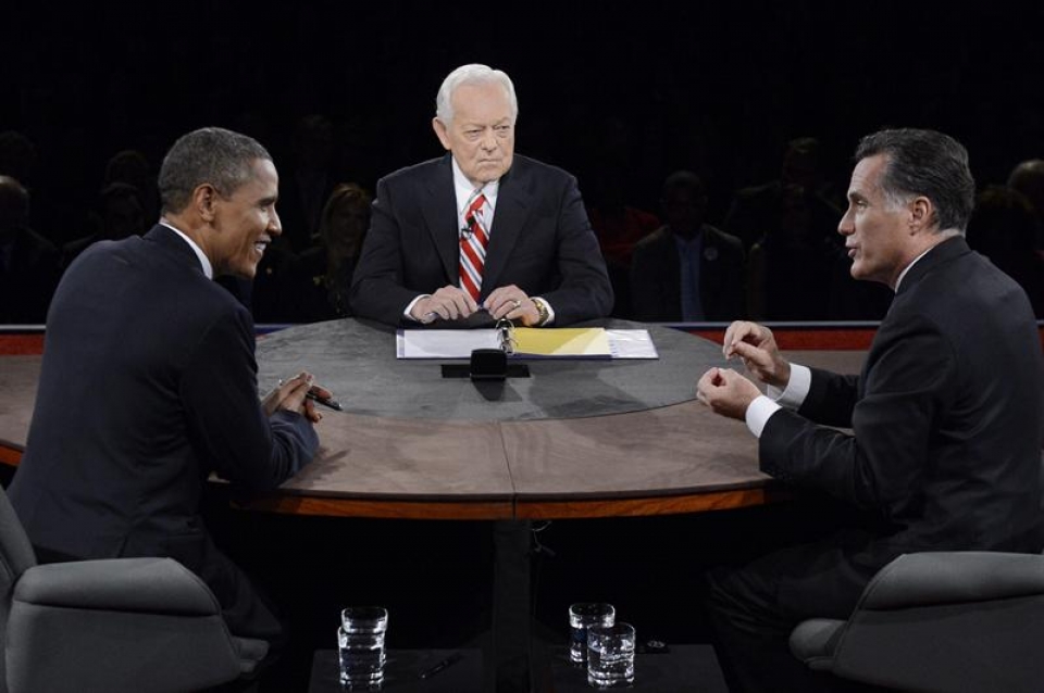 Barack Obama (i) y Mitt Romney (d), durante el tercer debate con el moderador Bob Schieffe. EFE
