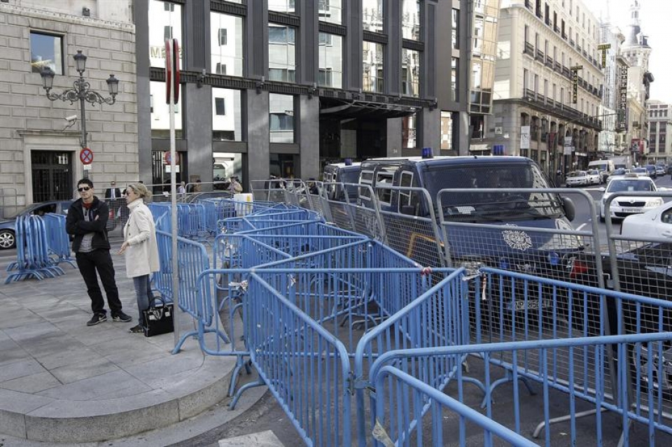 Los alrededores del Congreso ya estan preparados para la concentración. Foto: EFE