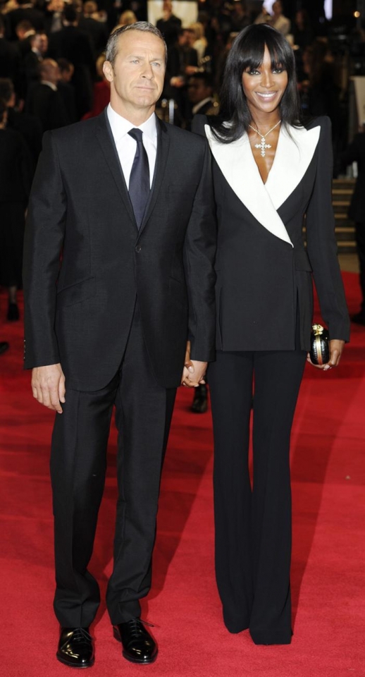 Naomin Campbell eta Valdimir Doroni mutil-laguna, 'Skyfall' filmaren Londreseko estreinaldian. Argazkia: EFE