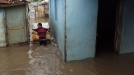 Un total de 8.755 personas se han visto obligadas a abandonar sus casas en República Dominicana debido a las inundaciones. (Foto: EFE) title=