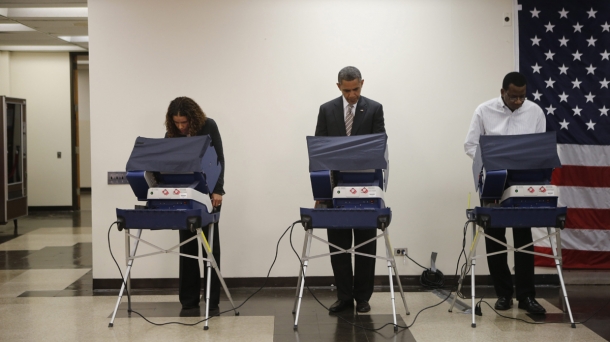 El presidente Obama votó por adelantado para las elecciones del martes. EFE