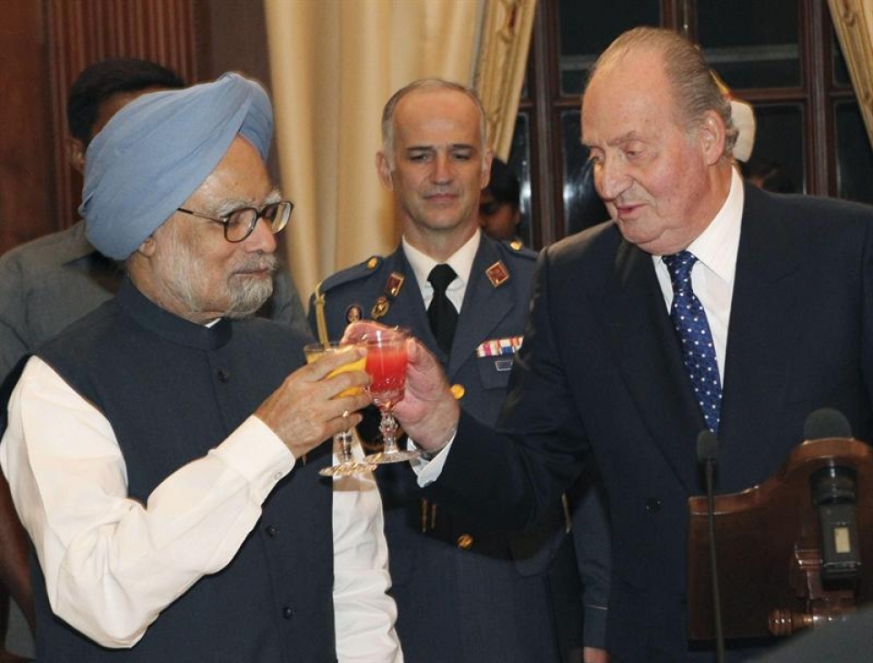 Juan Carlos erregeak Indiako lehen ministroarekin topa egin du.