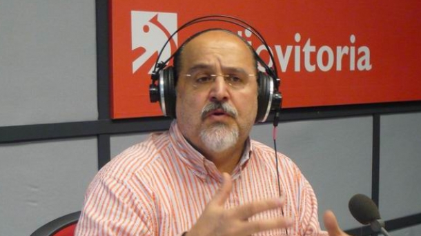 Txarli Prieto en una entrevista en Radio Vitoria.