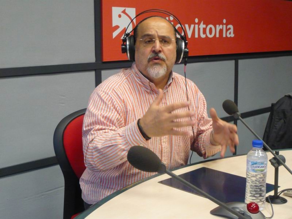 Txarli Prieto en una entrevista en Radio Vitoria.