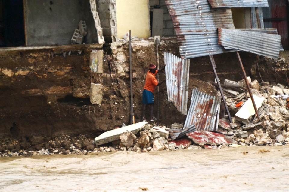 Las inundaciones provocacadas por 'Sandy' han arrasado pueblos enteros a su paso por Haití. (Foto: EFE)
