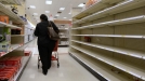 Los supermercados ya están vacíos. (EFE) title=