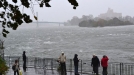 Varias personas contemplan atónitos la fuerza del mar. (EFE) title=