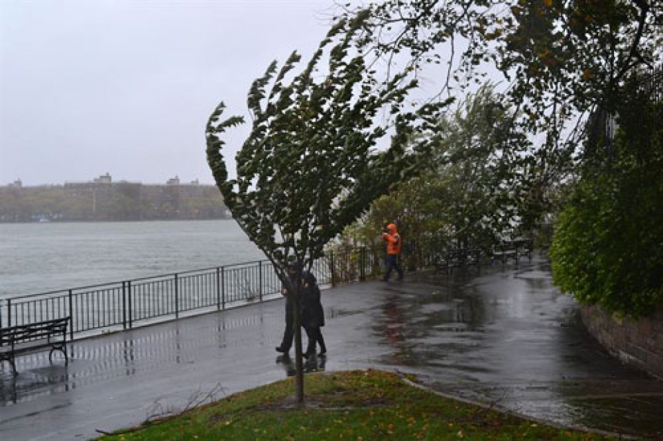 Varias personas observan el alto nivel de las aguas en el brazo este del río Hudson. (EFE)