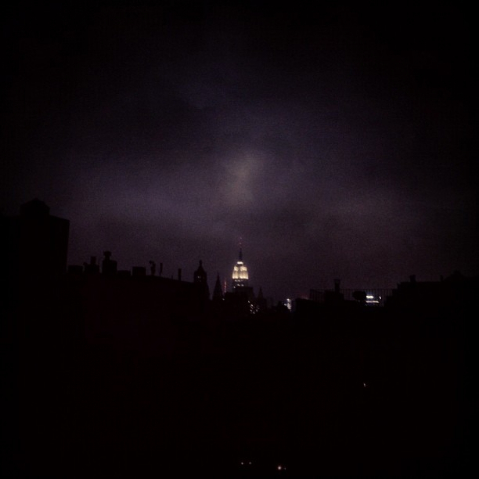 El Empire State Building, uno de los únicos edificios con luz de Nueva York. (Foto: @idancohen)