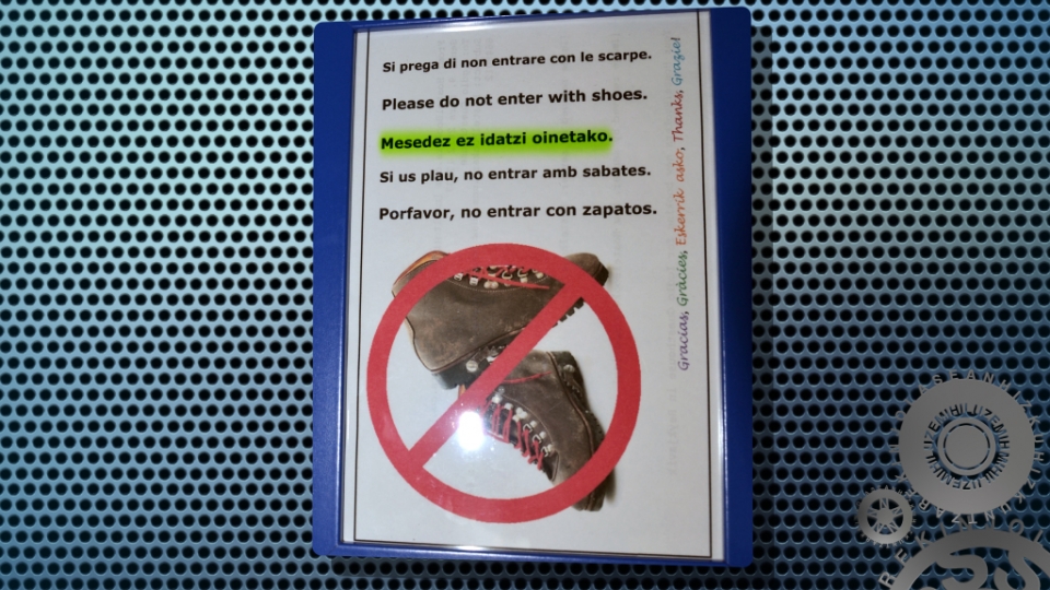 Agustin Migeltorenak Islandiako aterpetxe batera sartu zirenean aurkitutako kartela da hau.