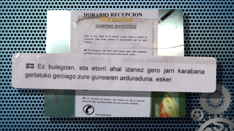 Oihana Sololuzek Bardeetako kanpinetik bidali digu kartel hau.