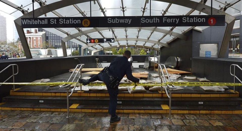 Entrada del agua al metro de New York. EFE