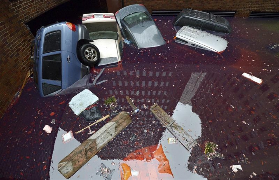 Muchas calles han quedado prácticamente sumergidas. EFE