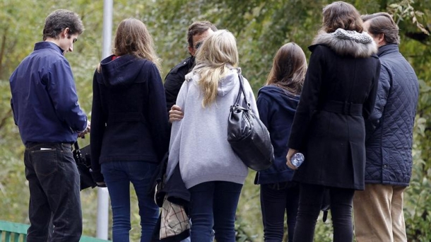 Familiares de la joven de 17 años fallecida. Foto: EFE