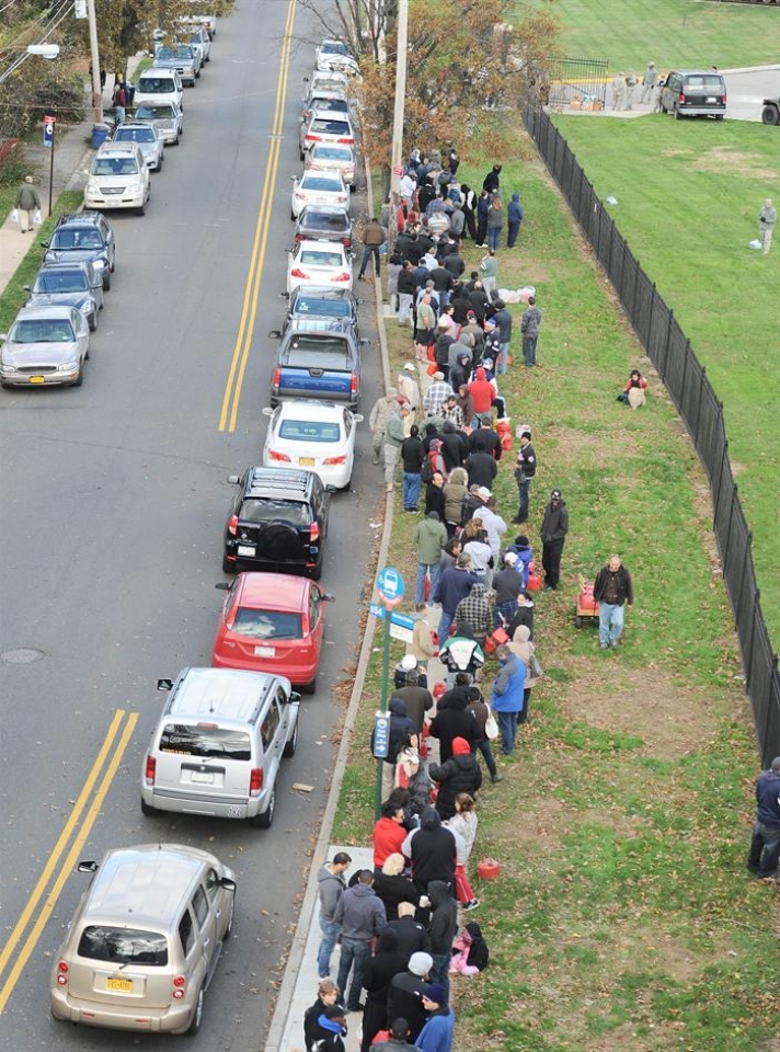 Las colas para conseguir petróleo son kilométricas. Foto: EFE