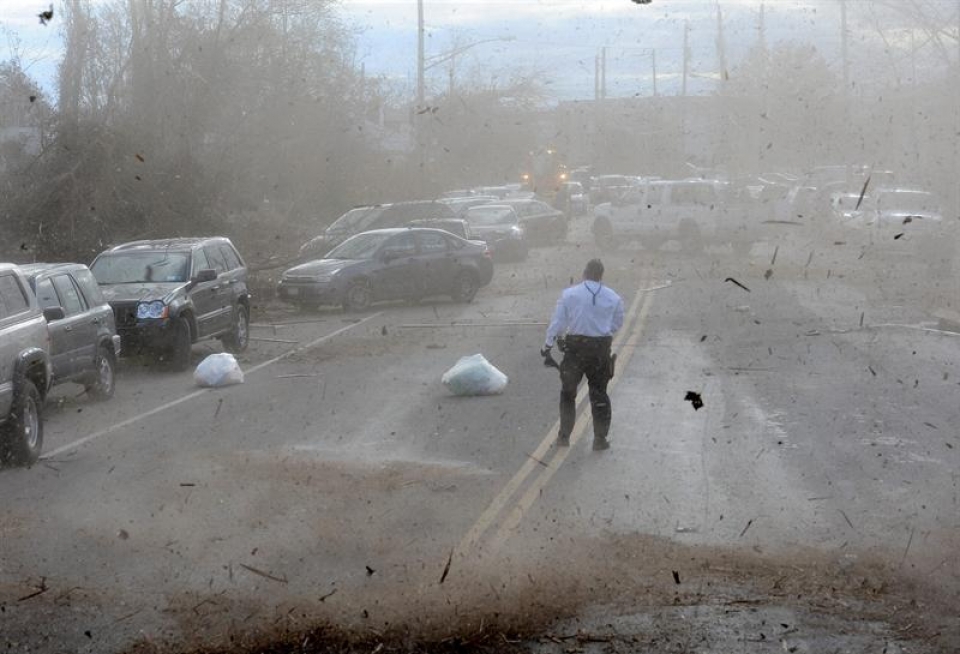 Millones de personas continúan sin electricidad en 15 estados. Foto: EFE