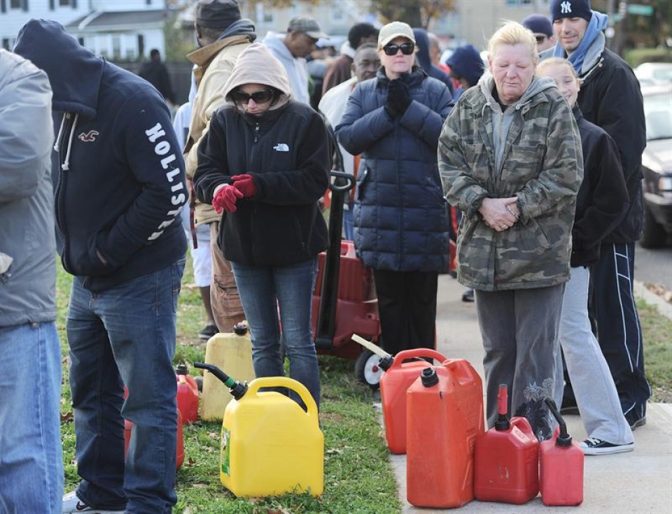 Los ciudadanos, sin abastecimiento de petróleo. Foto: EFE