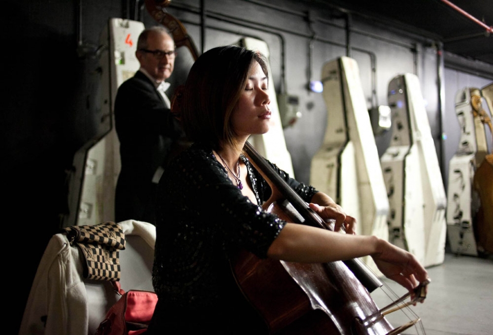 Los músicos también aprovechan para relajarse antes del espectáculo. Foto: EITB