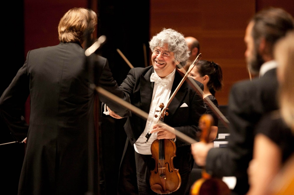 El director de la orquesta saluda a los músicos. Foto: EITB