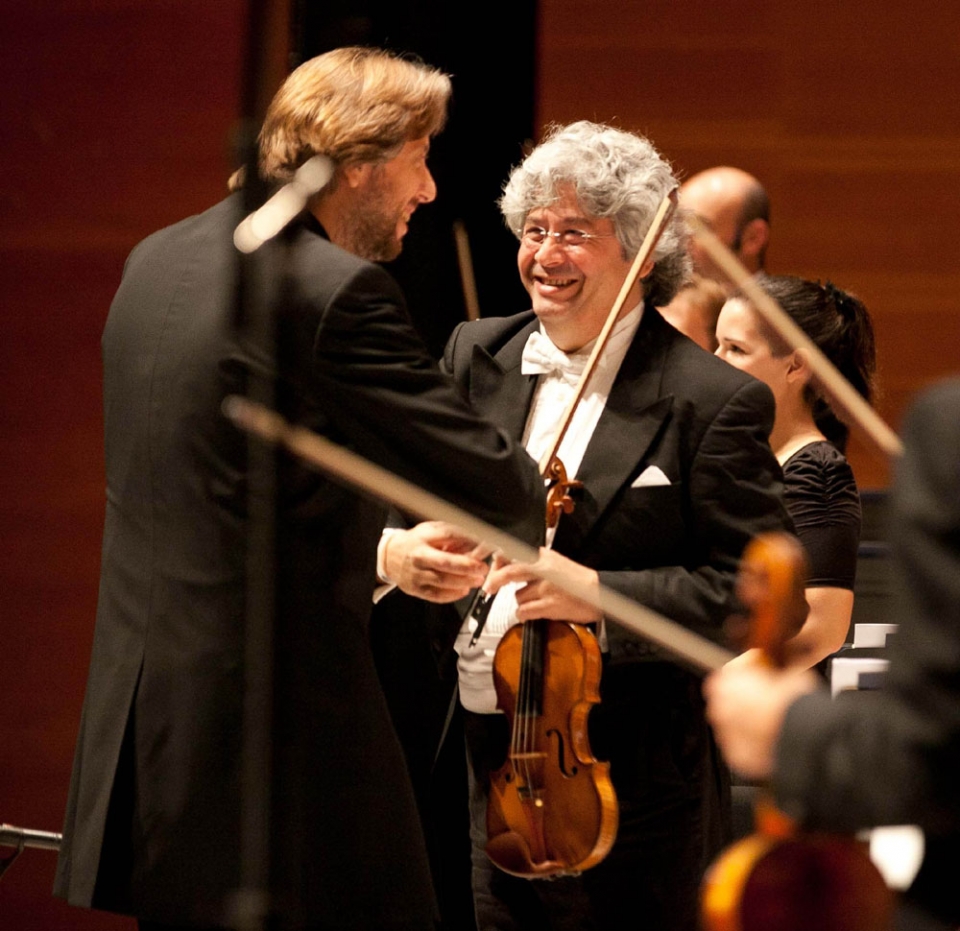 El director de la orquesta saluda a los músicos. Foto: EITB