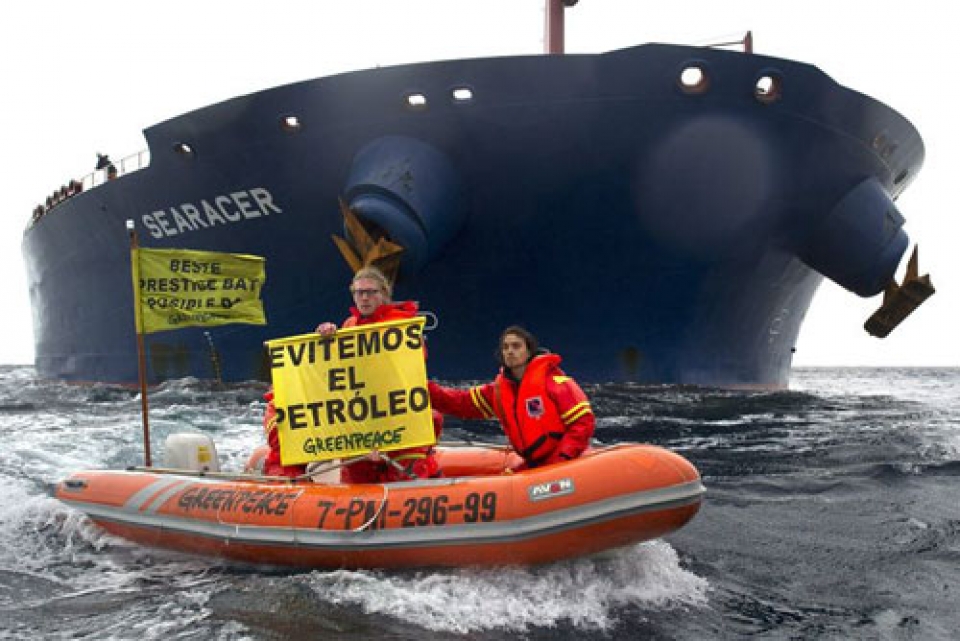 El buque petrolero 'Searacer' en las aguas de Bilbao