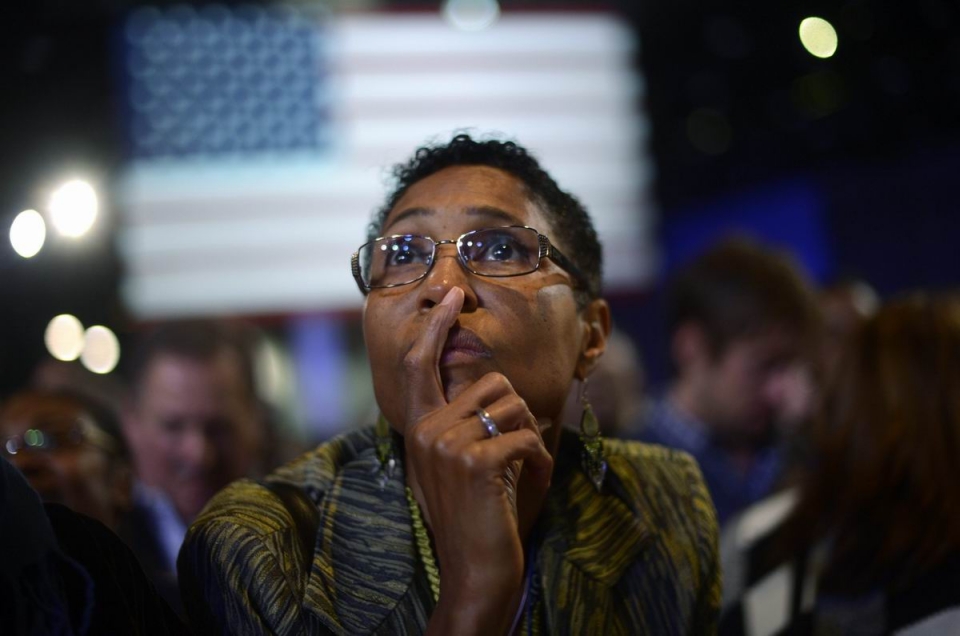Una seguidora de Obama sigue atentamente los resultados. EFE