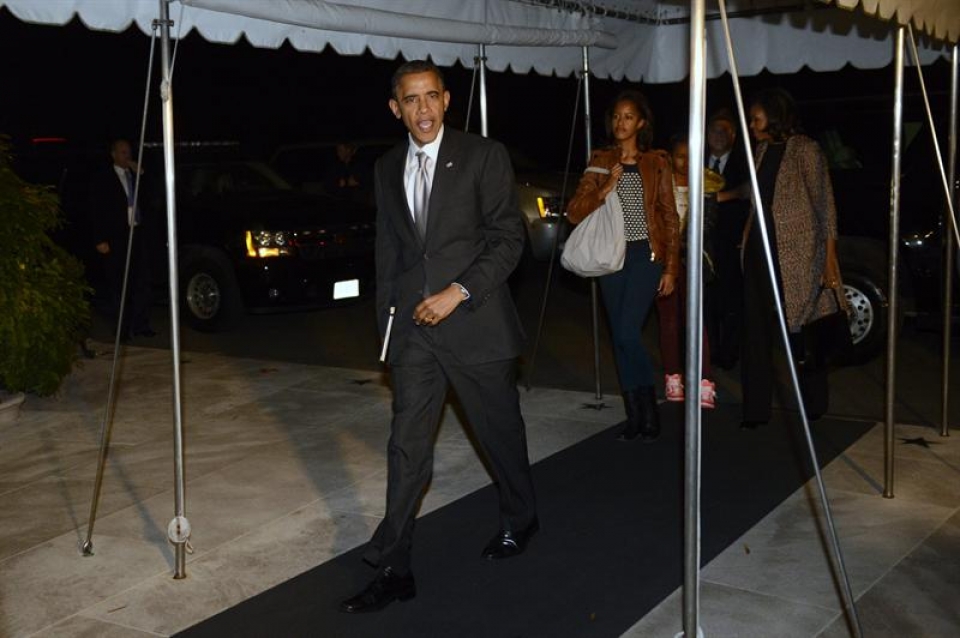 Barack Obama eta senideak Etxe Zurira itzultzen, astearteko hauteskundeen ostean. EFE