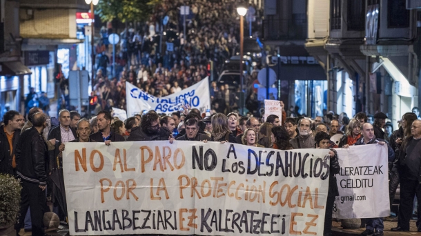 Miles de personas muestran su indignación por la tragedia de Barakaldo