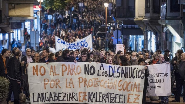 Manifestación contra los desahucios en Barakaldo tras el suicidio de Amaia Egaña. EITB