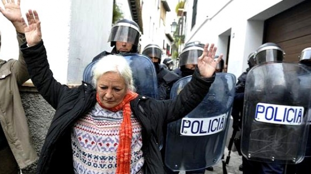 Une femme proteste contre les expulsions. Photo: EFE