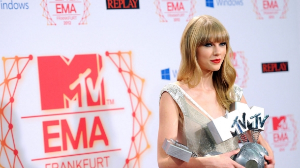 Taylor Swift y Justin Bieber triunfan en los premios EMA