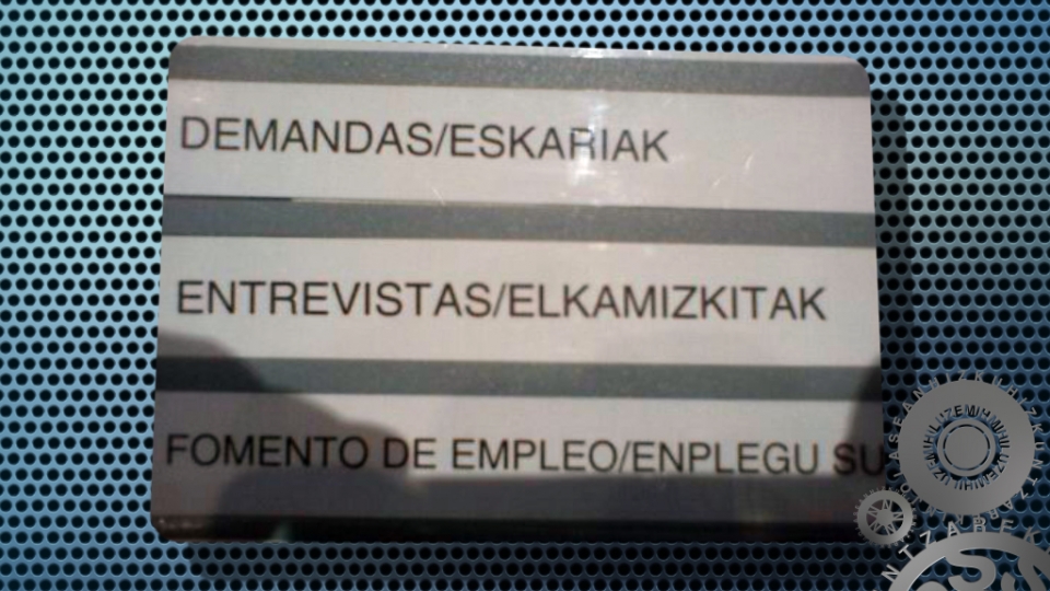 Estibalitz Katarain mallabitarra gurekin gogoratu zen Iurretako Lanbideren bulegoan, karteltxo hau ikusi zuenean