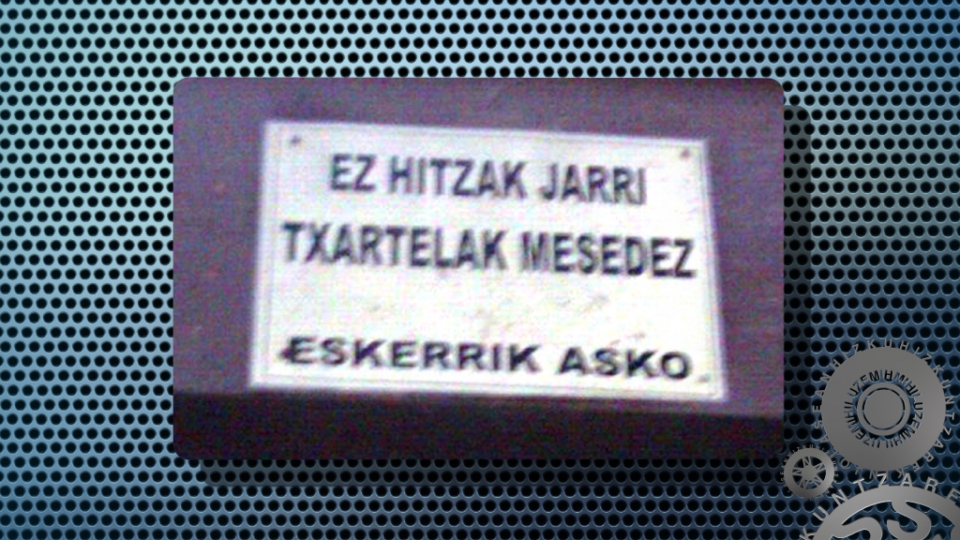 Mallabiko Pello Mugartzak karteltxo hau aurkitu zuen Donostian