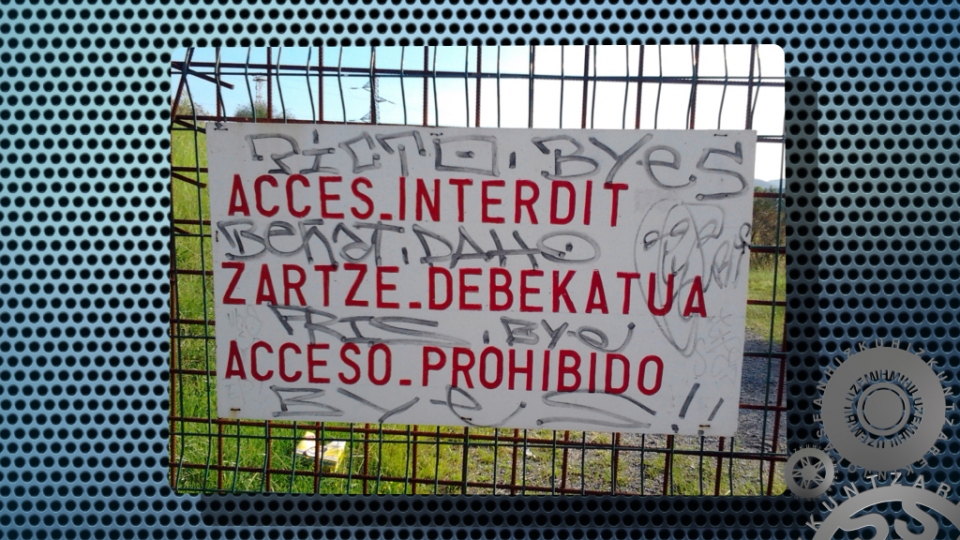 Naiara Diezek, Peter Panen Sekula Betiko Lurraldetik bidalitakoa dirudien kartel bitxi baten argazkia bidali digu