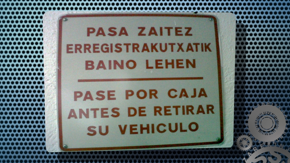 Leire Pagonabarragak Gurutzetako ospitaleko aparkalekuan kartel hau topatu du