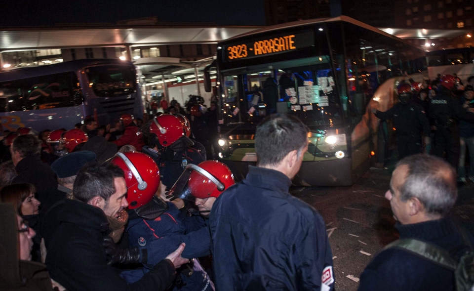 La Ertzaintza impide que un piquete pare un autobús en Termibus (Bilbao). Foto: EFE