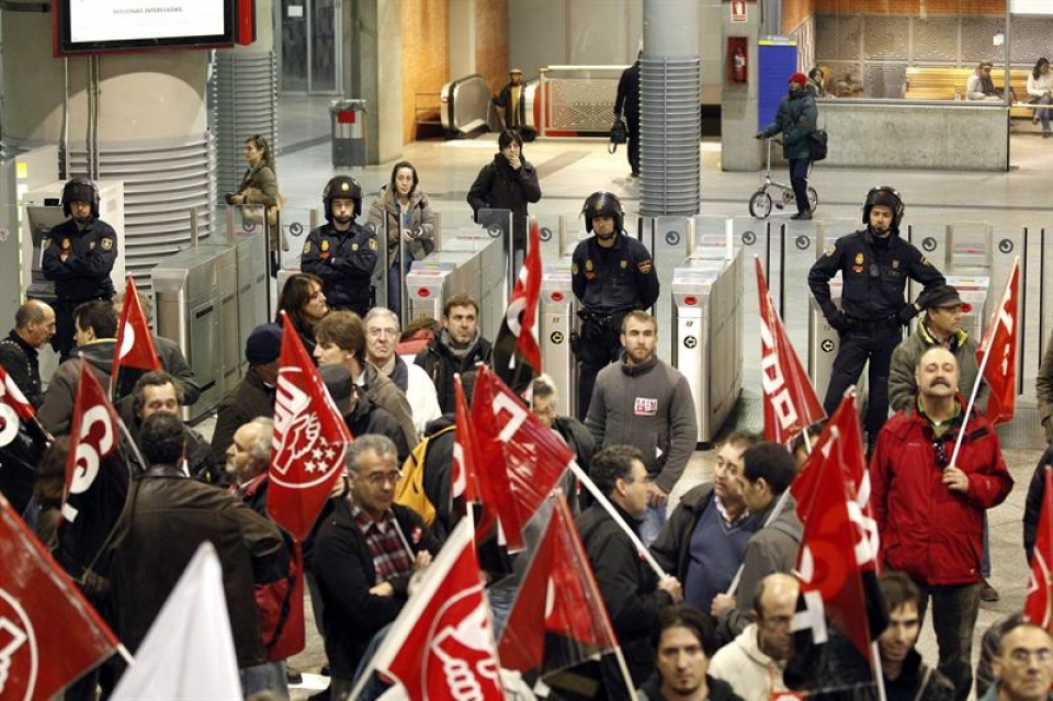 Piquetes en la entrada de la estación de Atocha de Madrid. Foto: EFE