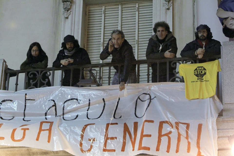 Un grupo de actores protesta en el balcón del Teatro Español de Madrid. Foto: EFE