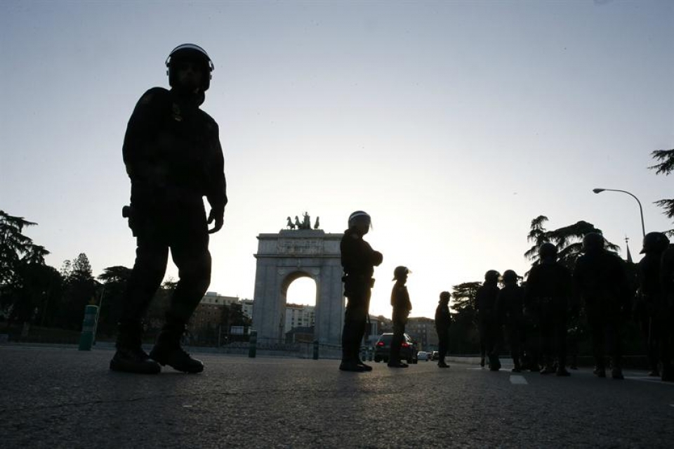 La Policía custodia las inmediaciones del Arco del Triunfo de Madrid. Foto: EFE