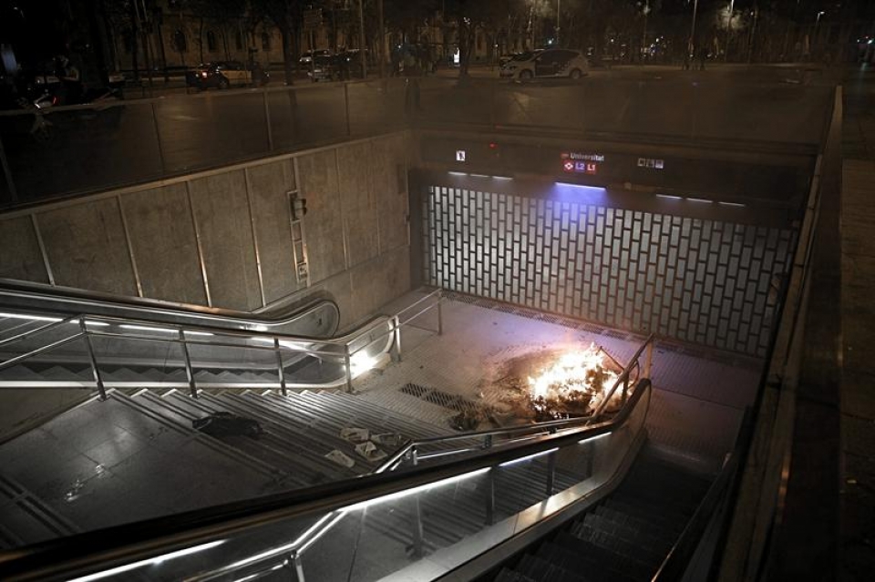 Encienden una hoguera en una boca de metro de Barcelona. Foto: EFE