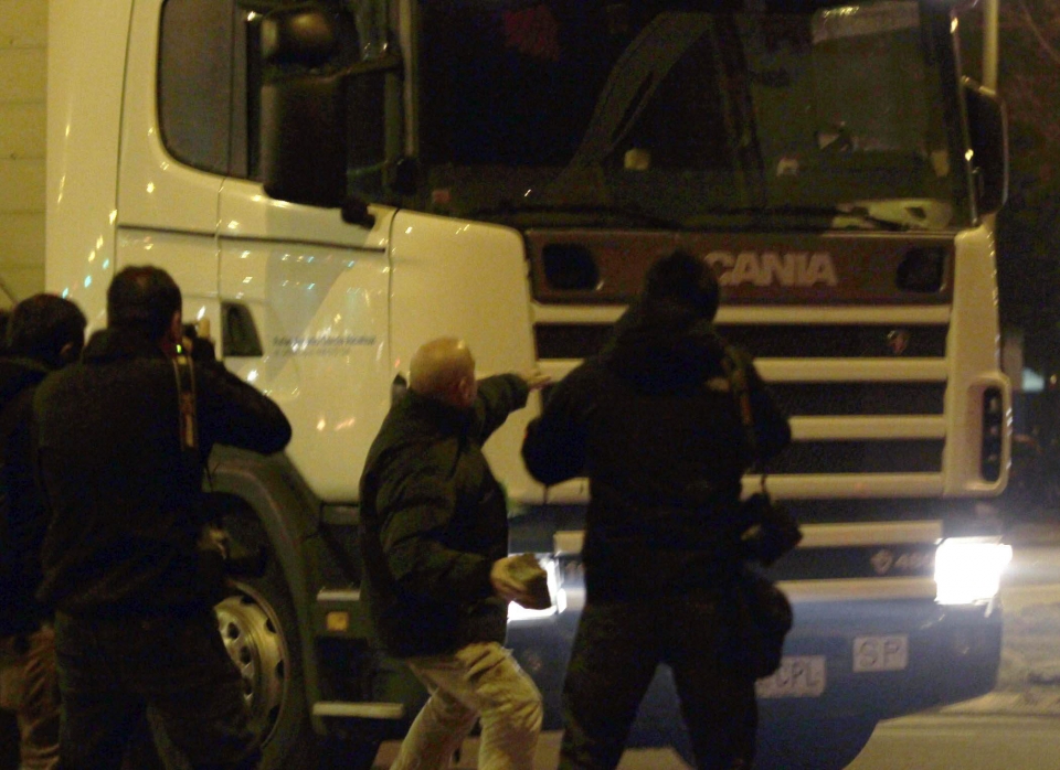 Miembros de un piquete intentar impedir el paso a un camión, en Mercabarcelona. Foto: EFE