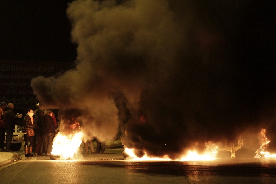 Prenden fuego a varios neumáticos en Lugo. Foto: EFE