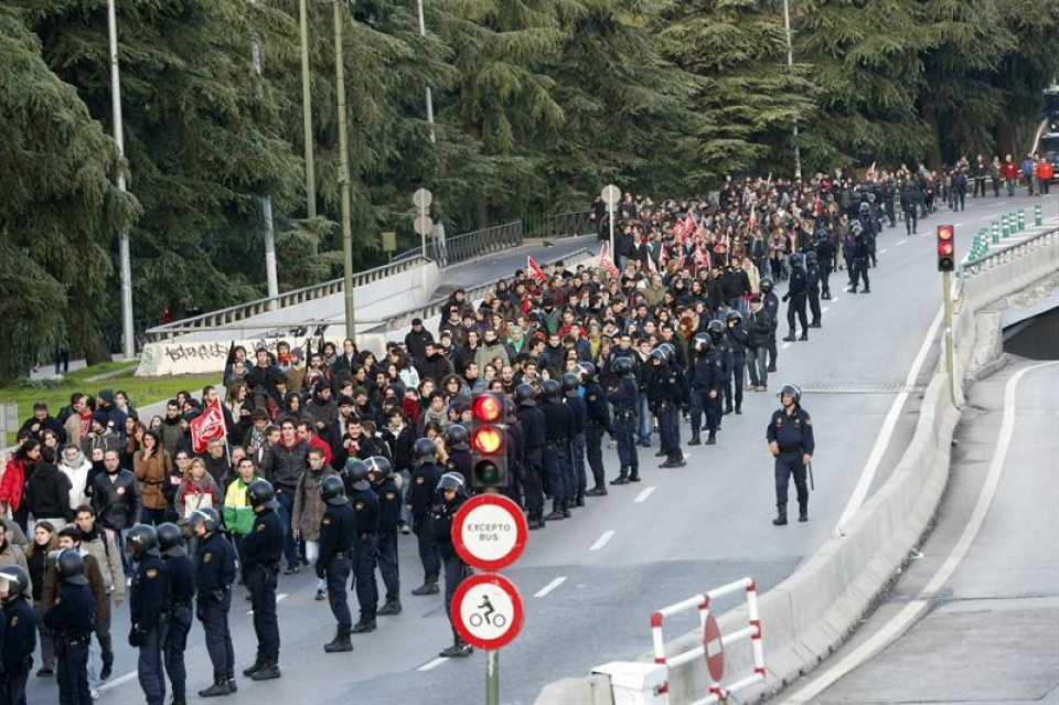 La Policía intenta impedir que el Sindicato de Estudiantes corte la carretera A6 en Madrid. Foto: EFE