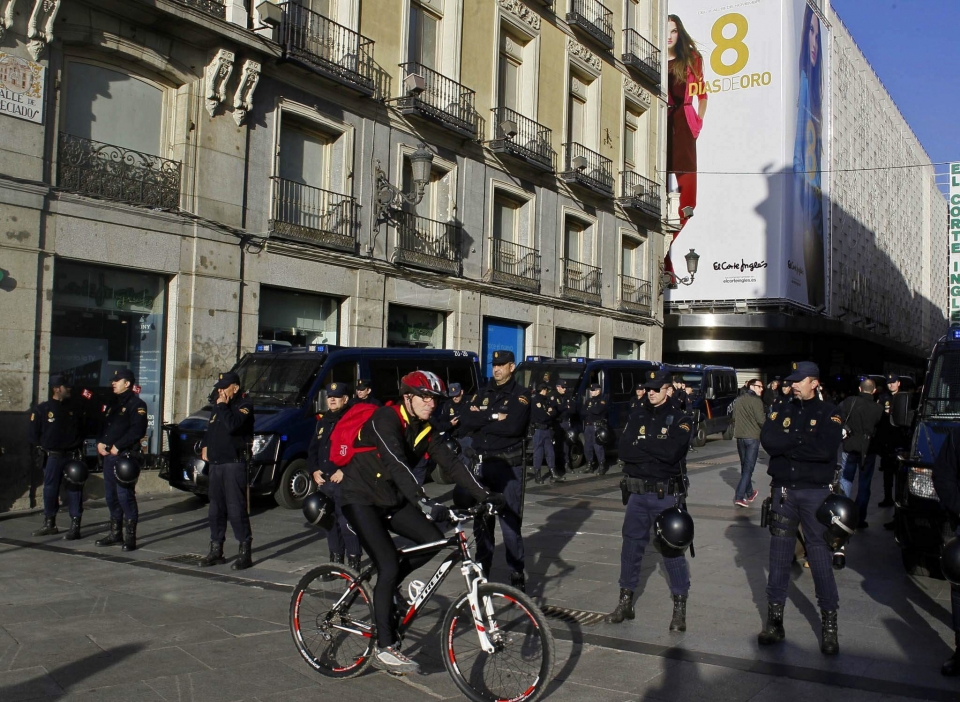 La Policía blinda uno de los edificios de El Corte Inglés en Madrid. Foto: EFE