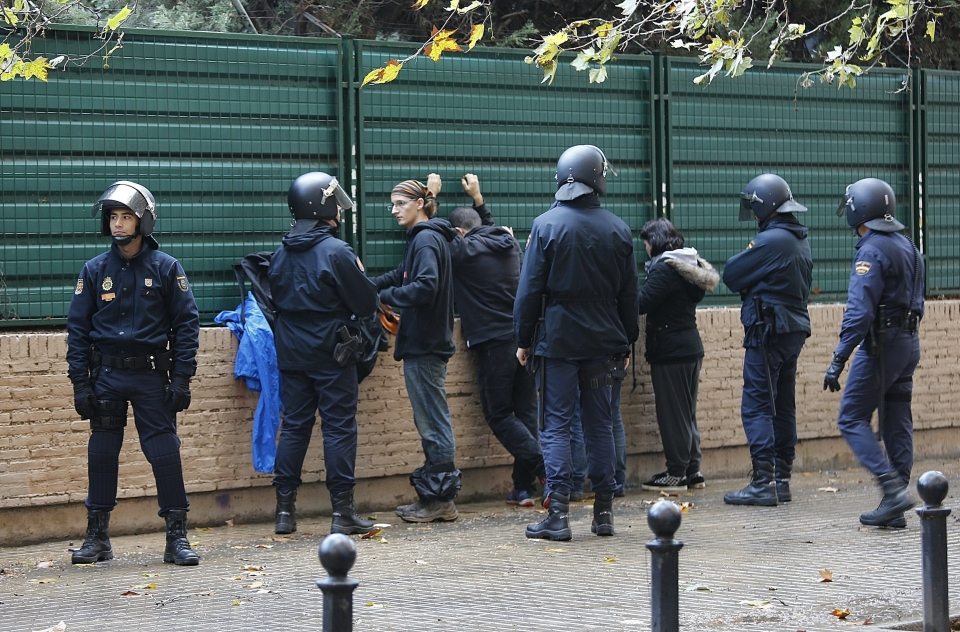 La Policía identifica a unos jóvenes en Valencia. Foto: EFE