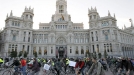 Un piquete ciclista recorre el centro de Madrid. Foto: EFE title=